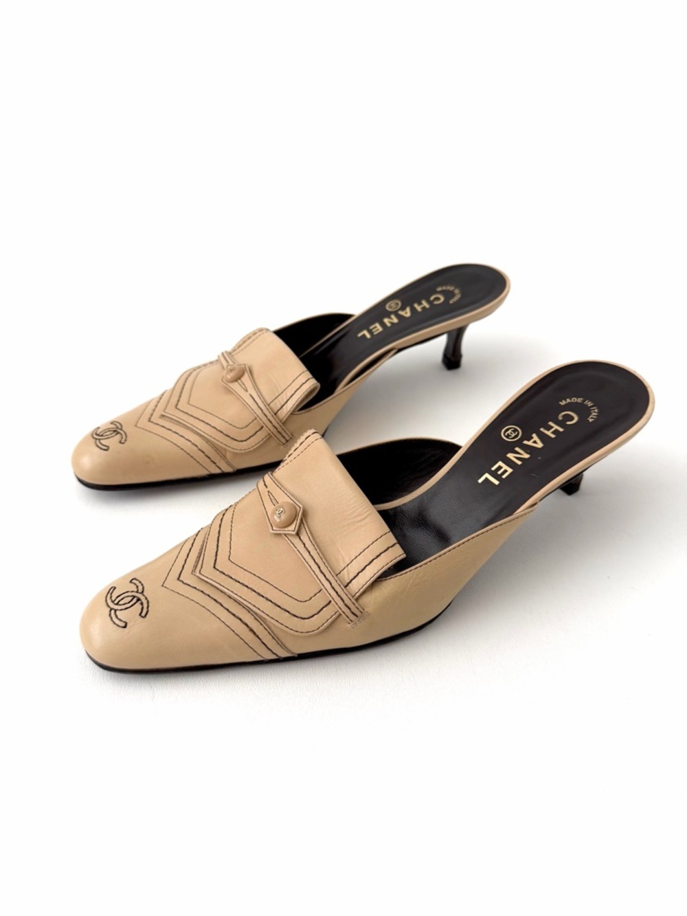 CHANEL | Beige Leather CC Logo Mules Kitten Heel Slides EU 39.5 Y2K Vintage